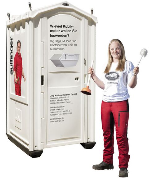 Aulfinger Mitarbeiterin mit weißem Shirt und roter Hose vor weißer Toilettenkabine